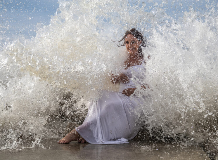 maternity shoot gets wet