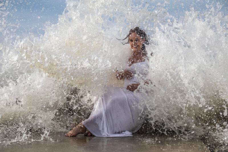 maternity shoot gets wet